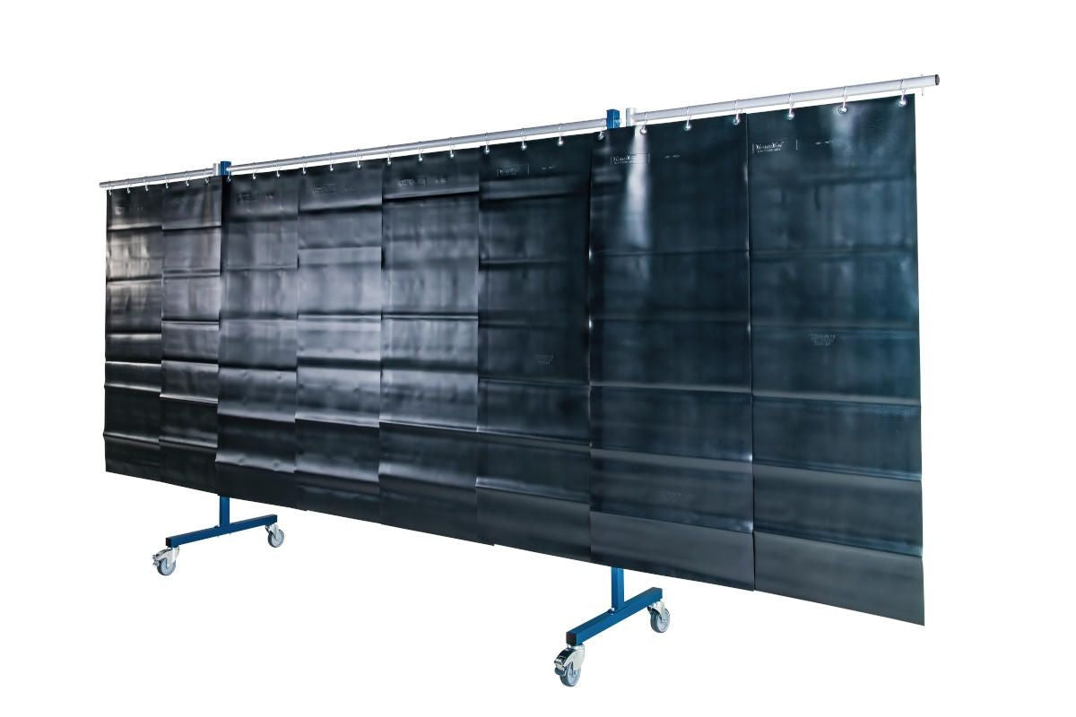 Ecran mobile d'atelier 3 VOLETS avec Lanières suspendues épaisseur 1,0 mm - Vert Teinte 9 - DIN EN ISO 25980- hauteur 1950 mm x largeur 3700 mm -Monté sur 4 roulettes Ø 100 mm  dont 2 avec frein - [la pièce]